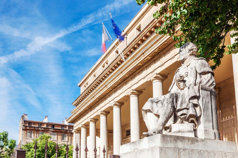 La célèbre cour d'appel avec sa statue à Aix-en-Provence